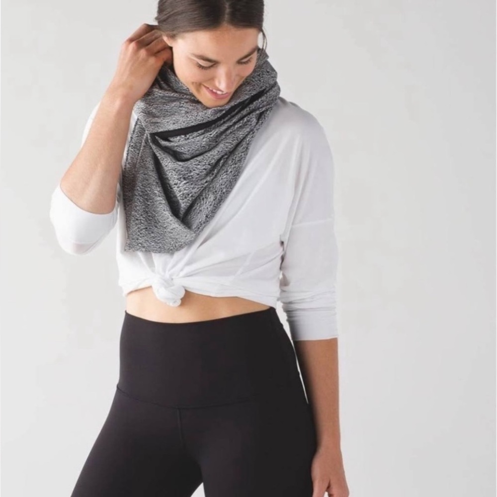 NWOT Lululemon Vinyasa Customizable Heathered Black and White Button Scarf